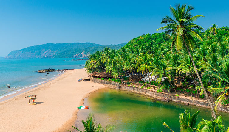 sandy-beach-in-the-beautiful-goa-india